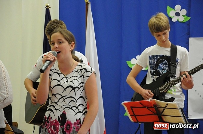 Zdjęcie w galerii na portalu naszraciborz.pl: Ukazał się album o szkole w Krzyżanowicach wiadomości z regionu