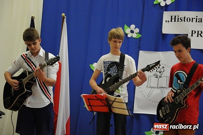 Zdjęcie w galerii na portalu naszraciborz.pl: Ukazał się album o szkole w Krzyżanowicach wiadomości z regionu