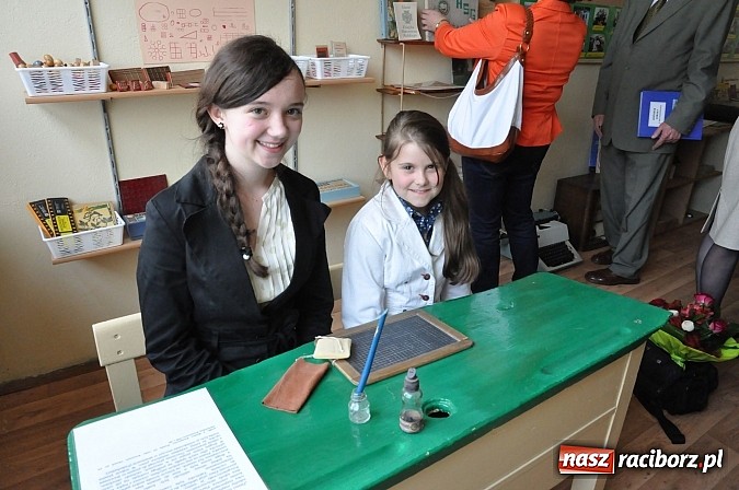 Zdjęcie w galerii na portalu naszraciborz.pl: Ukazał się album o szkole w Krzyżanowicach wiadomości z regionu