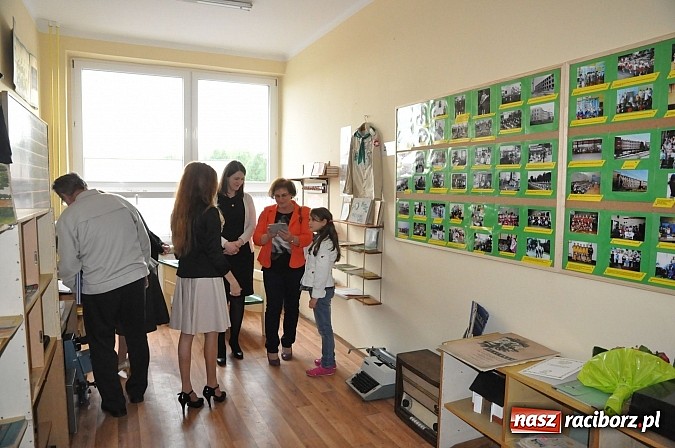 Zdjęcie w galerii na portalu naszraciborz.pl: Ukazał się album o szkole w Krzyżanowicach wiadomości z regionu