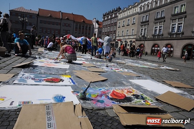 Zdjęcie w galerii na portalu naszraciborz.pl: Studencki happening na raciborskim Rynku wiadomości z regionu