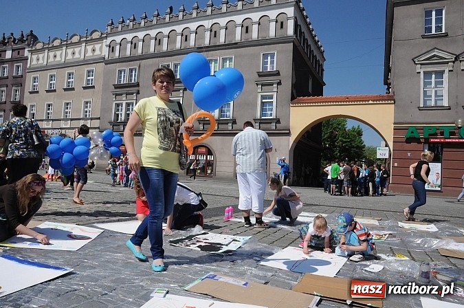 Zdjęcie w galerii na portalu naszraciborz.pl: Studencki happening na raciborskim Rynku wiadomości z regionu