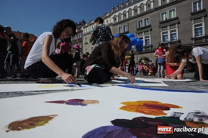 Zdjęcie w galerii na portalu naszraciborz.pl: Studencki happening na raciborskim Rynku wiadomości z regionu