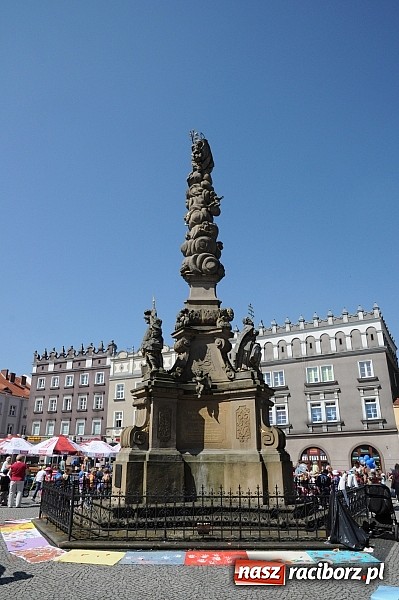 Zdjęcie w galerii na portalu naszraciborz.pl: Studencki happening na raciborskim Rynku wiadomości z regionu