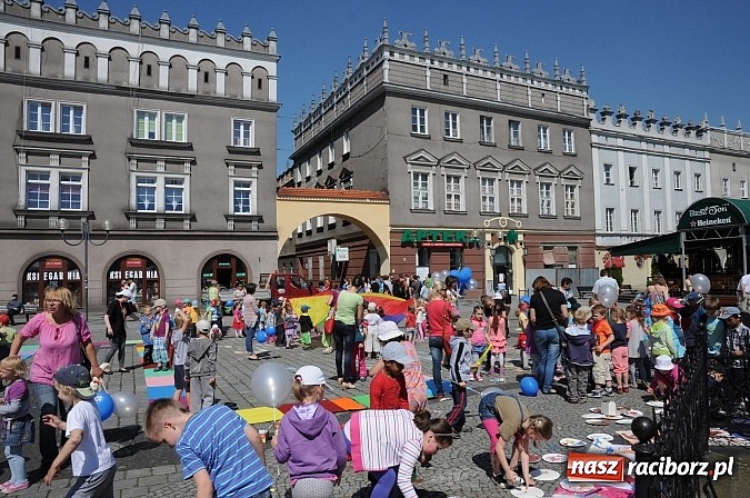 Zdjęcie w galerii na portalu naszraciborz.pl: Studencki happening na raciborskim Rynku wiadomości z regionu