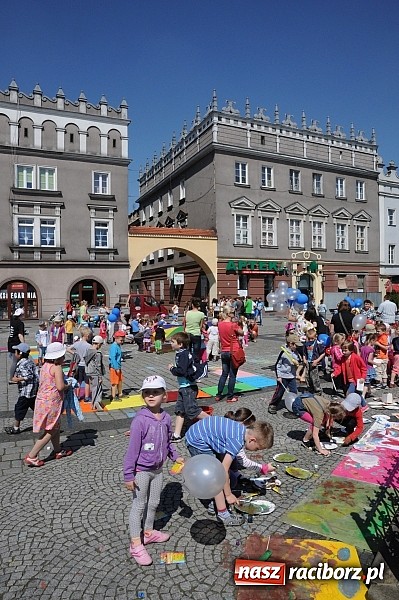 Zdjęcie w galerii na portalu naszraciborz.pl: Studencki happening na raciborskim Rynku wiadomości z regionu