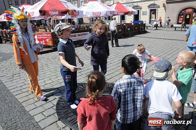 Zdjęcie w galerii na portalu naszraciborz.pl: Studencki happening na raciborskim Rynku wiadomości z regionu