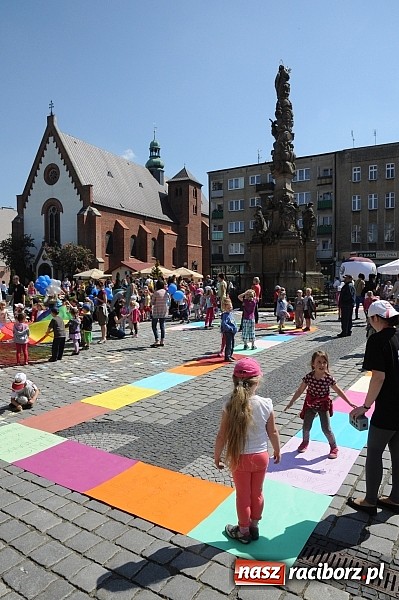 Zdjęcie w galerii na portalu naszraciborz.pl: Studencki happening na raciborskim Rynku wiadomości z regionu