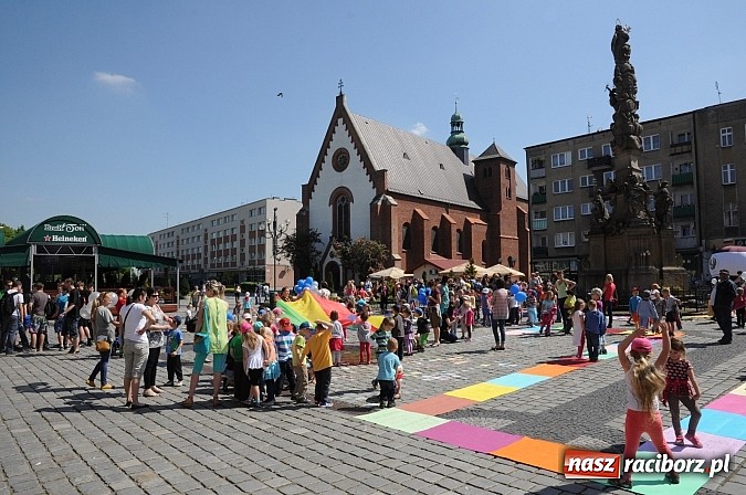 Zdjęcie w galerii na portalu naszraciborz.pl: Studencki happening na raciborskim Rynku wiadomości z regionu