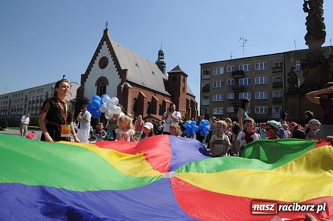 Zdjęcie w galerii na portalu naszraciborz.pl: Studencki happening na raciborskim Rynku wiadomości z regionu