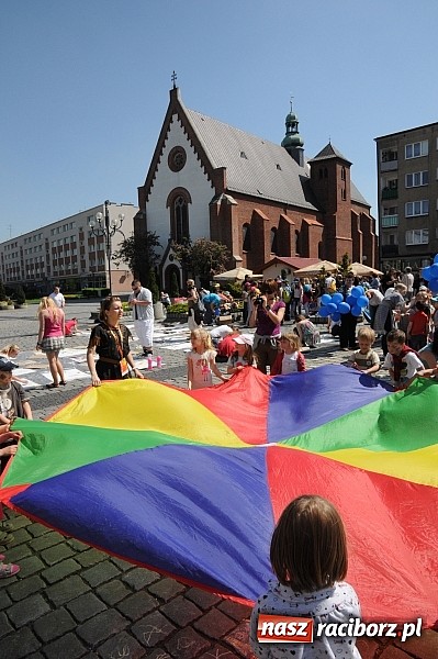 Zdjęcie w galerii na portalu naszraciborz.pl: Studencki happening na raciborskim Rynku wiadomości z regionu
