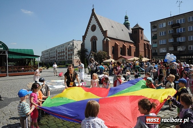 Zdjęcie w galerii na portalu naszraciborz.pl: Studencki happening na raciborskim Rynku wiadomości z regionu