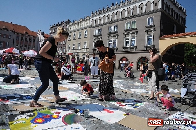 Zdjęcie w galerii na portalu naszraciborz.pl: Studencki happening na raciborskim Rynku wiadomości z regionu
