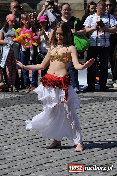 Zdjęcie w galerii na portalu naszraciborz.pl: Studencki happening na raciborskim Rynku wiadomości z regionu