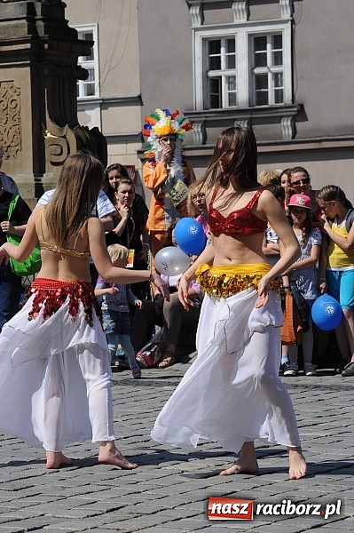 Zdjęcie w galerii na portalu naszraciborz.pl: Studencki happening na raciborskim Rynku wiadomości z regionu