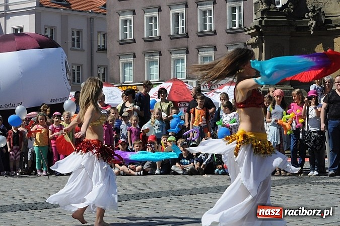 Zdjęcie w galerii na portalu naszraciborz.pl: Studencki happening na raciborskim Rynku wiadomości z regionu