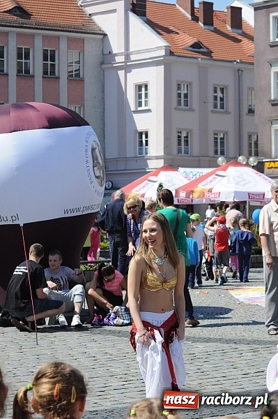 Zdjęcie w galerii na portalu naszraciborz.pl: Studencki happening na raciborskim Rynku wiadomości z regionu