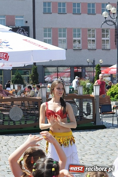 Zdjęcie w galerii na portalu naszraciborz.pl: Studencki happening na raciborskim Rynku wiadomości z regionu