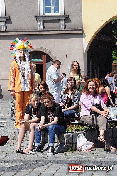 Zdjęcie w galerii na portalu naszraciborz.pl: Studencki happening na raciborskim Rynku wiadomości z regionu