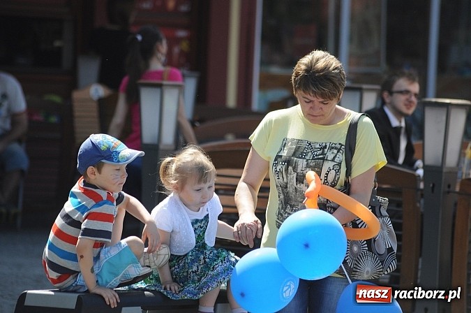 Zdjęcie w galerii na portalu naszraciborz.pl: Studencki happening na raciborskim Rynku wiadomości z regionu