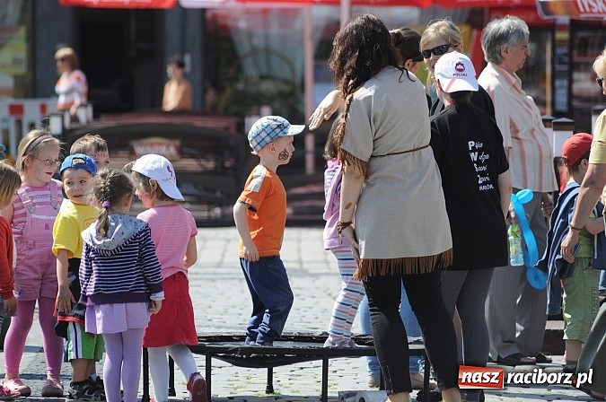 Zdjęcie w galerii na portalu naszraciborz.pl: Studencki happening na raciborskim Rynku wiadomości z regionu