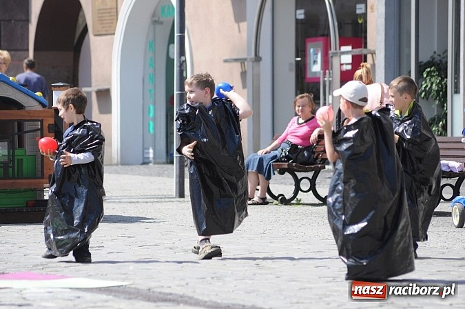 Zdjęcie w galerii na portalu naszraciborz.pl: Studencki happening na raciborskim Rynku wiadomości z regionu