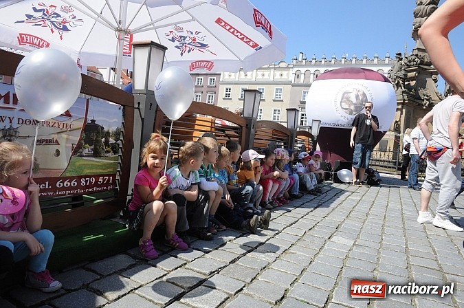 Zdjęcie w galerii na portalu naszraciborz.pl: Studencki happening na raciborskim Rynku wiadomości z regionu