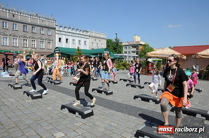 Zdjęcie w galerii na portalu naszraciborz.pl: Studencki happening na raciborskim Rynku wiadomości z regionu