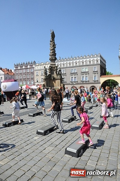 Zdjęcie w galerii na portalu naszraciborz.pl: Studencki happening na raciborskim Rynku wiadomości z regionu