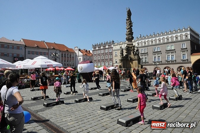 Zdjęcie w galerii na portalu naszraciborz.pl: Studencki happening na raciborskim Rynku wiadomości z regionu