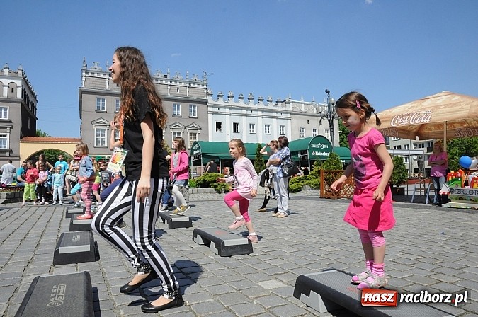 Zdjęcie w galerii na portalu naszraciborz.pl: Studencki happening na raciborskim Rynku wiadomości z regionu
