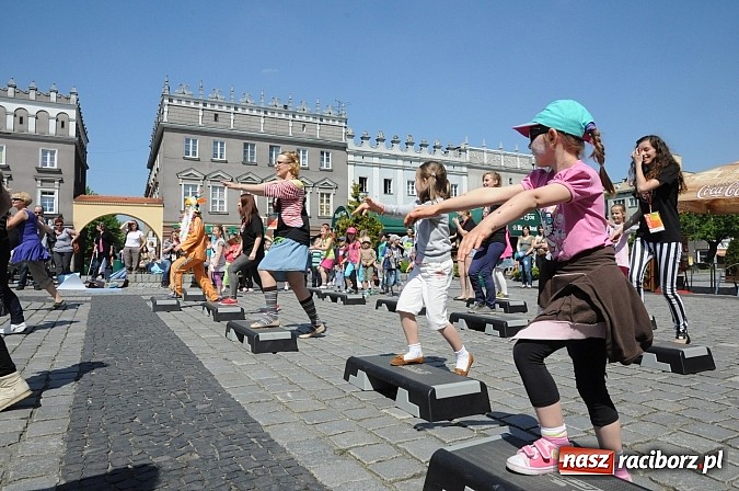Zdjęcie w galerii na portalu naszraciborz.pl: Studencki happening na raciborskim Rynku wiadomości z regionu