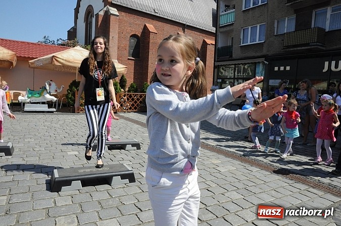 Zdjęcie w galerii na portalu naszraciborz.pl: Studencki happening na raciborskim Rynku wiadomości z regionu