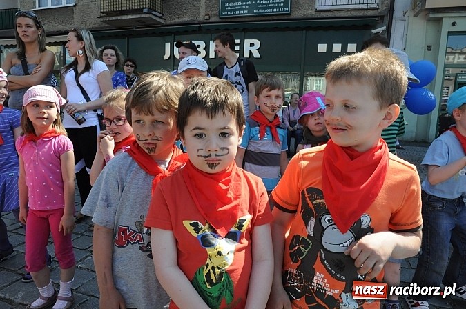 Zdjęcie w galerii na portalu naszraciborz.pl: Studencki happening na raciborskim Rynku wiadomości z regionu