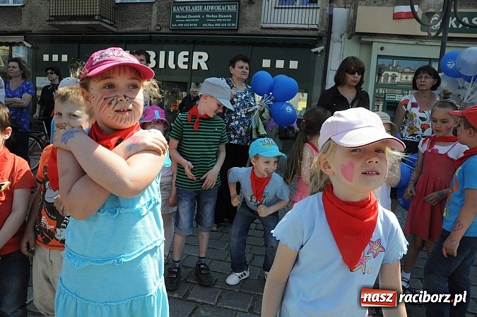 Zdjęcie w galerii na portalu naszraciborz.pl: Studencki happening na raciborskim Rynku wiadomości z regionu
