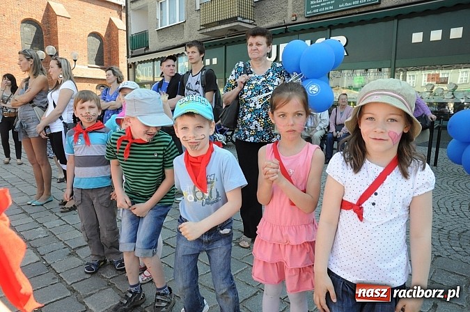 Zdjęcie w galerii na portalu naszraciborz.pl: Studencki happening na raciborskim Rynku wiadomości z regionu