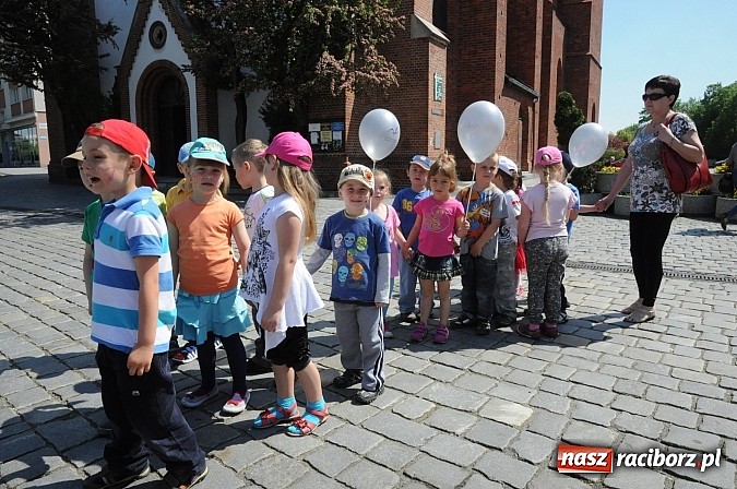 Zdjęcie w galerii na portalu naszraciborz.pl: Studencki happening na raciborskim Rynku wiadomości z regionu