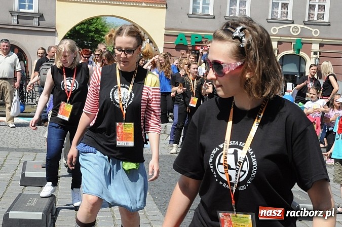 Zdjęcie w galerii na portalu naszraciborz.pl: Studencki happening na raciborskim Rynku wiadomości z regionu