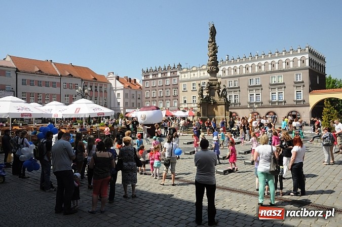 Zdjęcie w galerii na portalu naszraciborz.pl: Studencki happening na raciborskim Rynku wiadomości z regionu