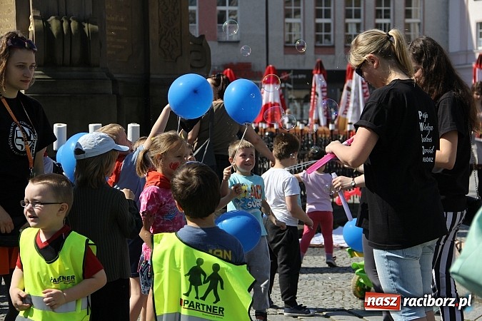 Zdjęcie w galerii na portalu naszraciborz.pl: Studencki happening na raciborskim Rynku wiadomości z regionu