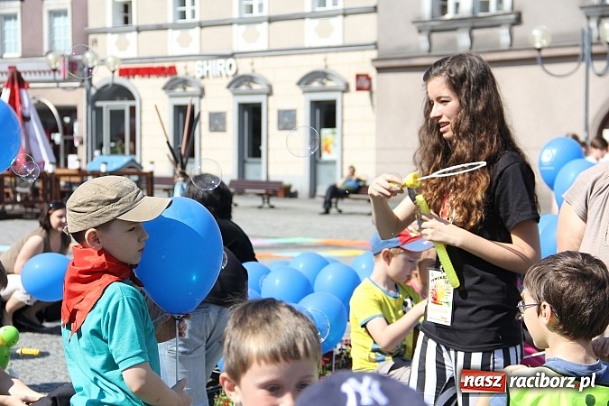 Zdjęcie w galerii na portalu naszraciborz.pl: Studencki happening na raciborskim Rynku wiadomości z regionu