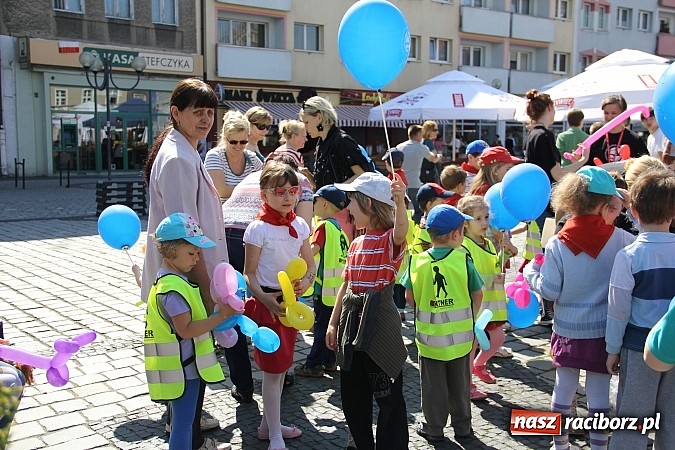 Zdjęcie w galerii na portalu naszraciborz.pl: Studencki happening na raciborskim Rynku wiadomości z regionu