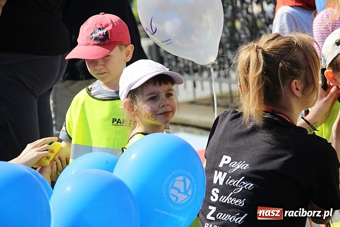 Zdjęcie w galerii na portalu naszraciborz.pl: Studencki happening na raciborskim Rynku wiadomości z regionu