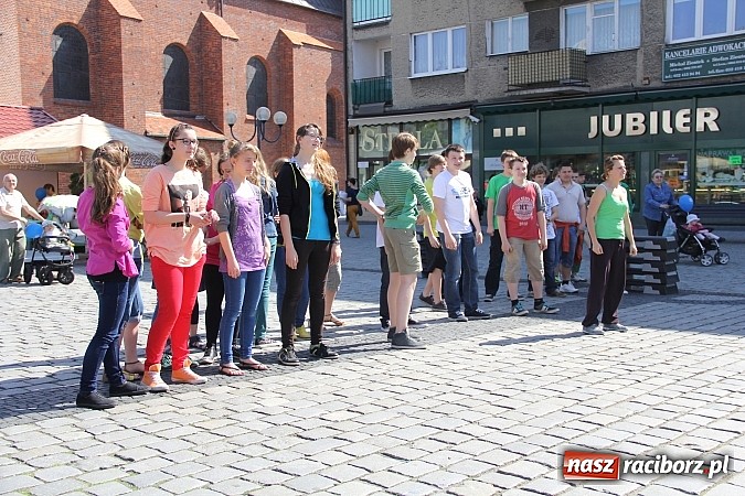 Zdjęcie w galerii na portalu naszraciborz.pl: Studencki happening na raciborskim Rynku wiadomości z regionu