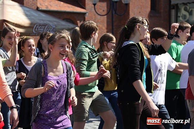 Zdjęcie w galerii na portalu naszraciborz.pl: Studencki happening na raciborskim Rynku wiadomości z regionu