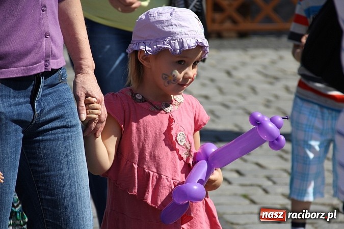 Zdjęcie w galerii na portalu naszraciborz.pl: Studencki happening na raciborskim Rynku wiadomości z regionu