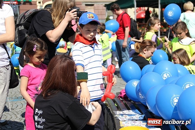 Zdjęcie w galerii na portalu naszraciborz.pl: Studencki happening na raciborskim Rynku wiadomości z regionu