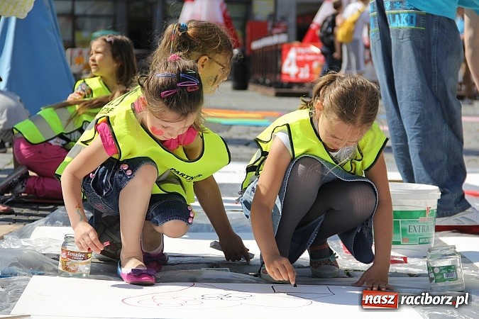 Zdjęcie w galerii na portalu naszraciborz.pl: Studencki happening na raciborskim Rynku wiadomości z regionu