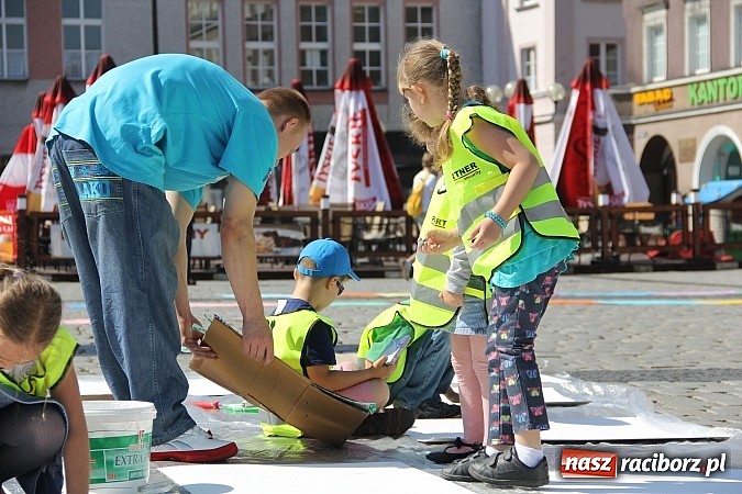 Zdjęcie w galerii na portalu naszraciborz.pl: Studencki happening na raciborskim Rynku wiadomości z regionu
