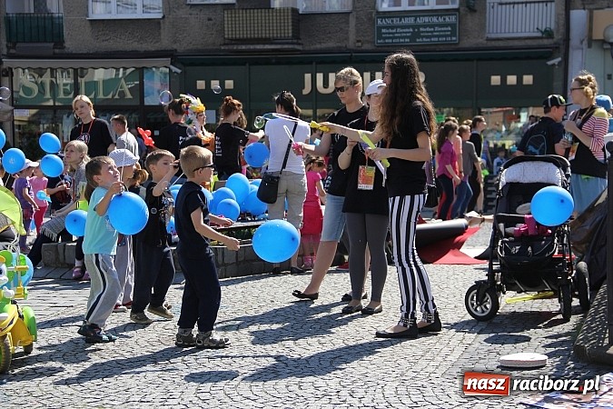 Zdjęcie w galerii na portalu naszraciborz.pl: Studencki happening na raciborskim Rynku wiadomości z regionu